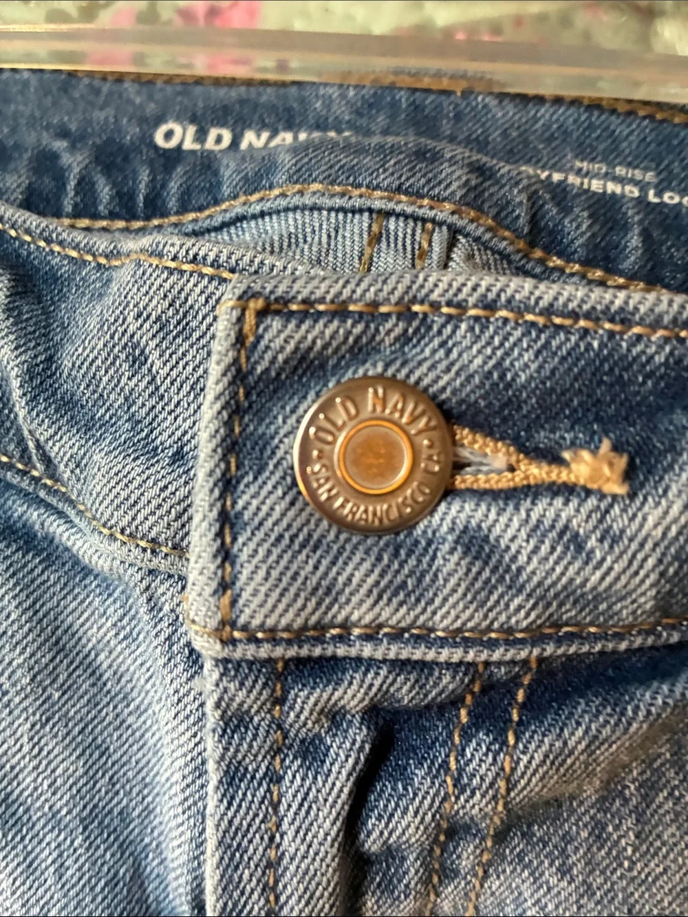 Old Navy Mid Rise Boyfriend Loose Fit Jeans - Size 4 - Picture 3 of 5